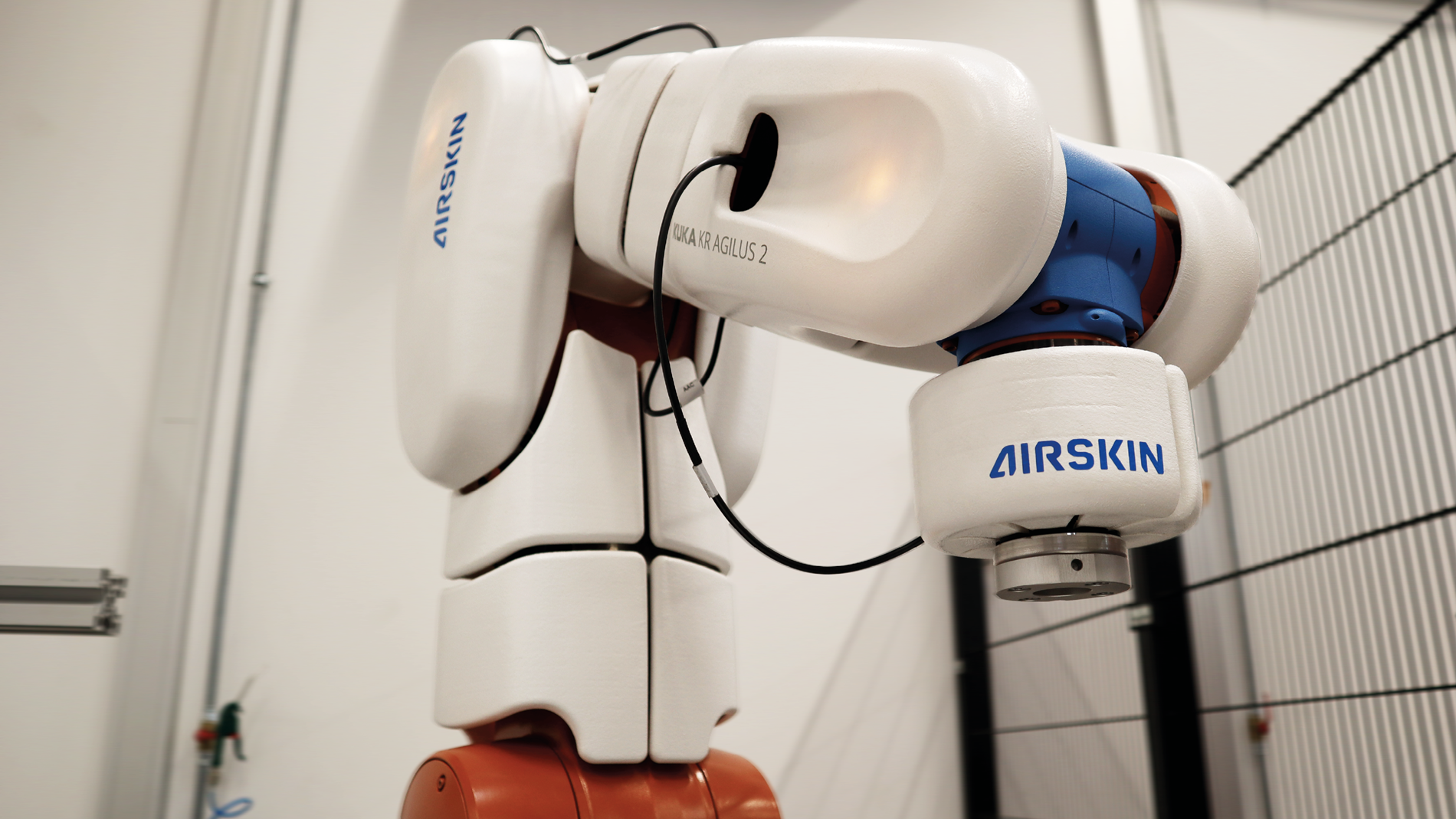 KUKA con AIRSKIN di Blue Danube Robotics
