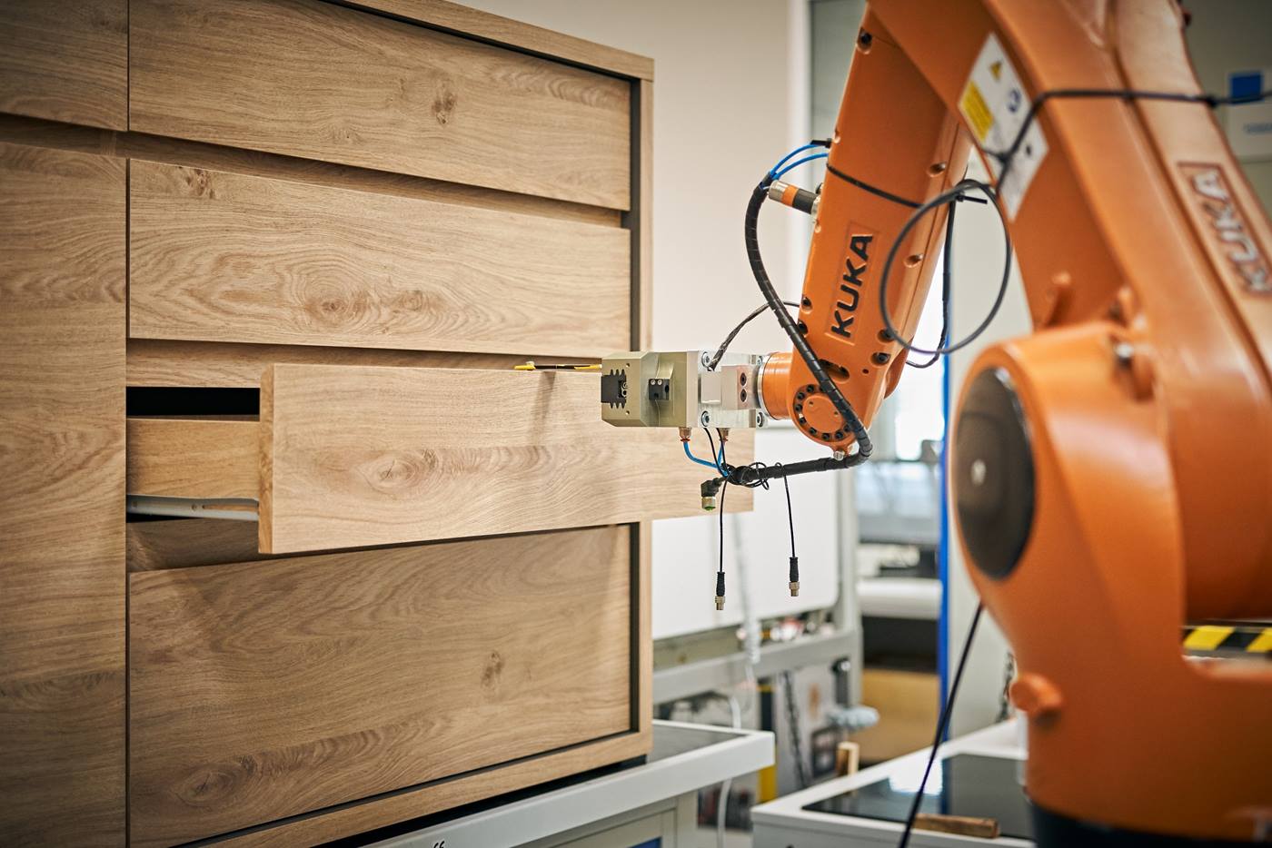 Robot KR AGILUS testuj?cy szuflady komody