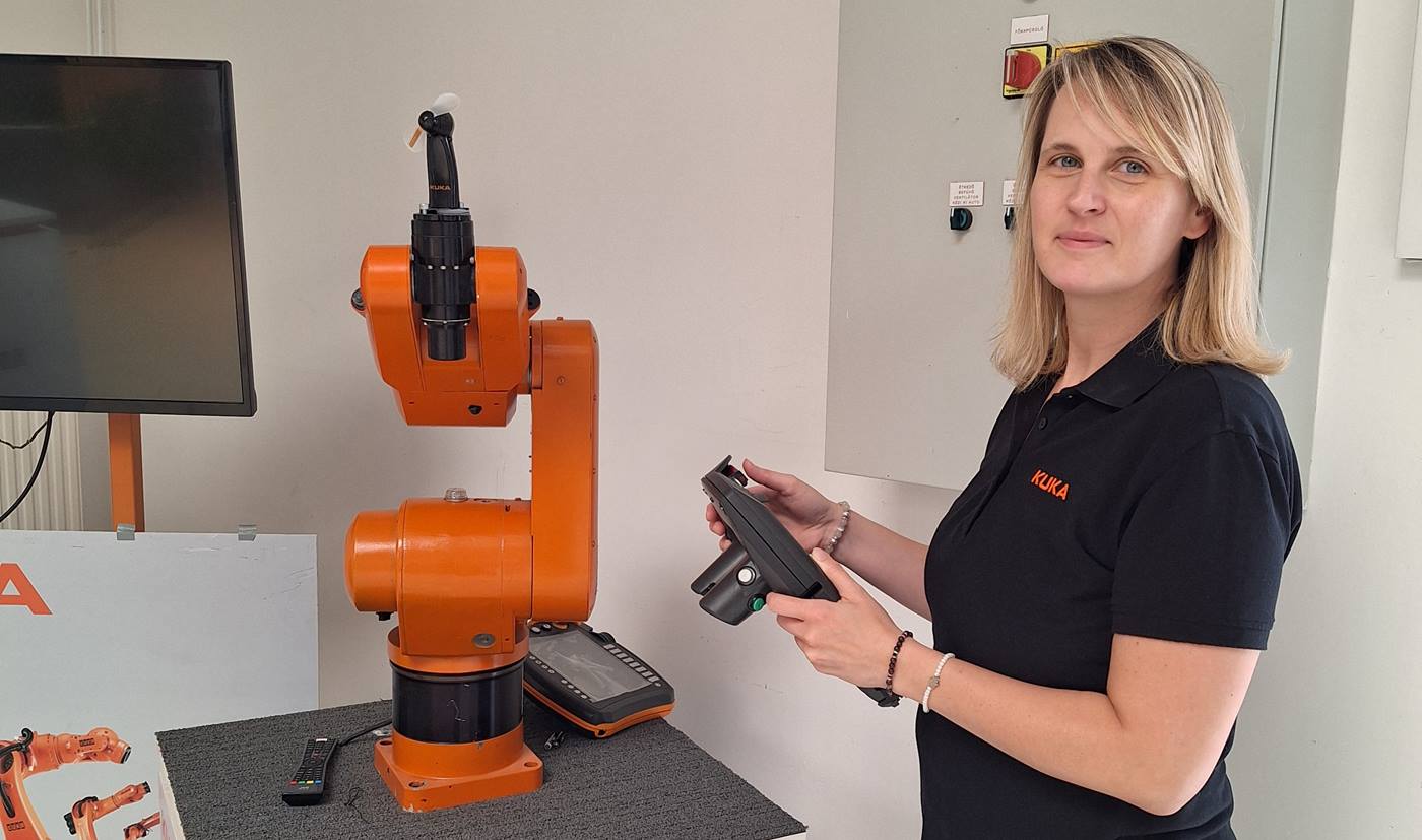 Erzsebet arbeitet mit einem Roboter.