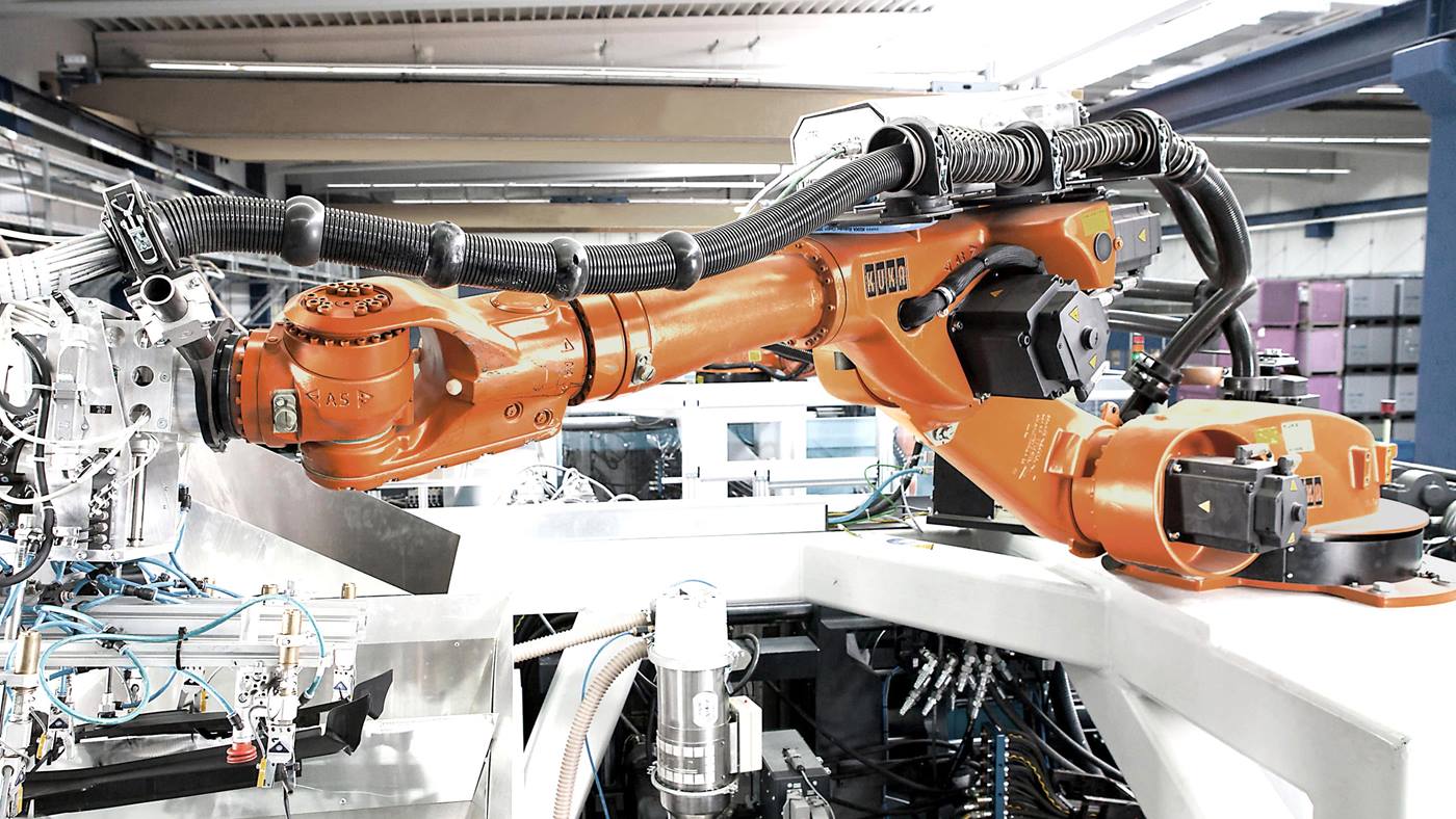 Zwei KUKA Roboter im Einsatz an der Spritzgussmaschine bei Borscheid + Wenig