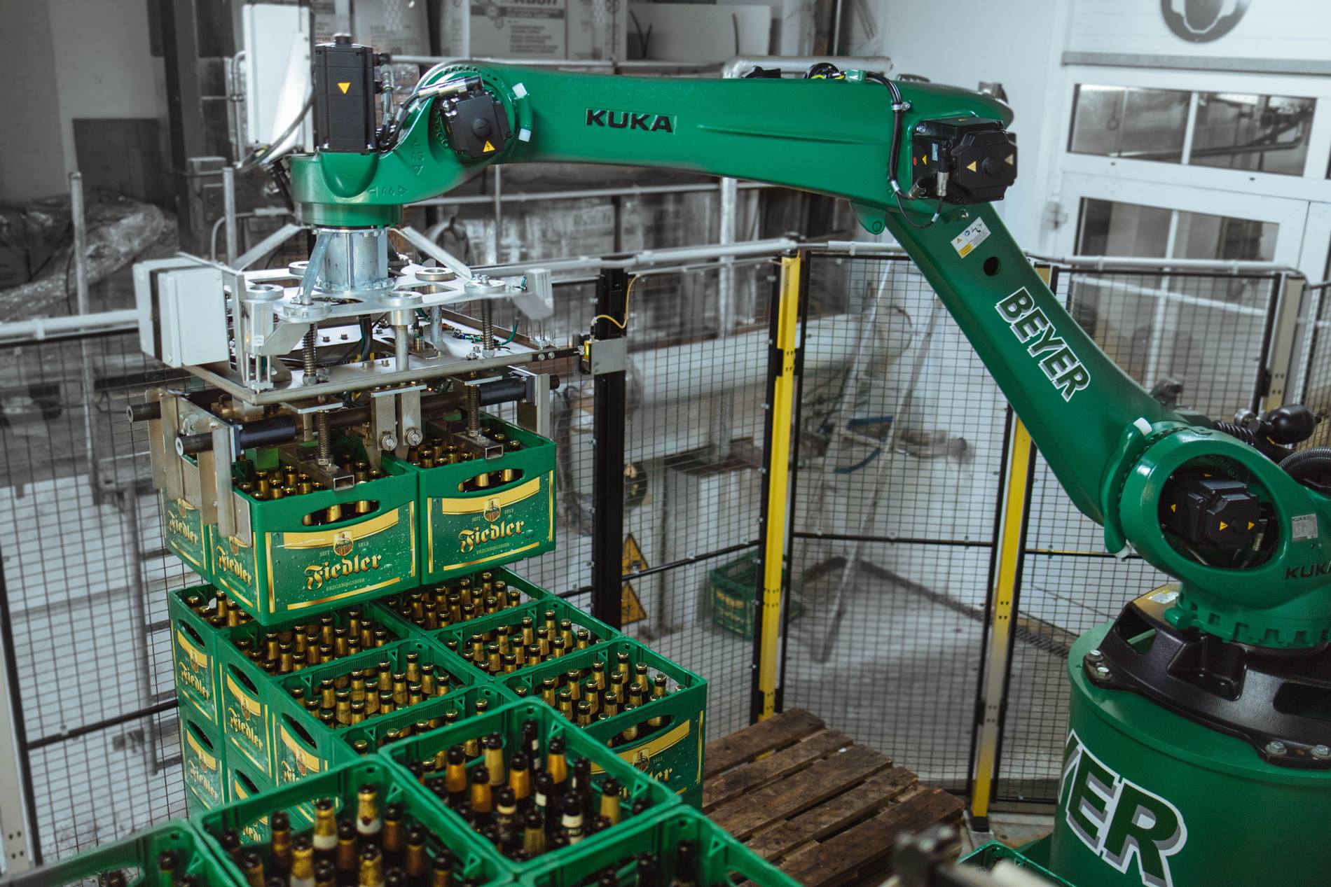 Een KUKA robot palletiseert de zware bierkratten 