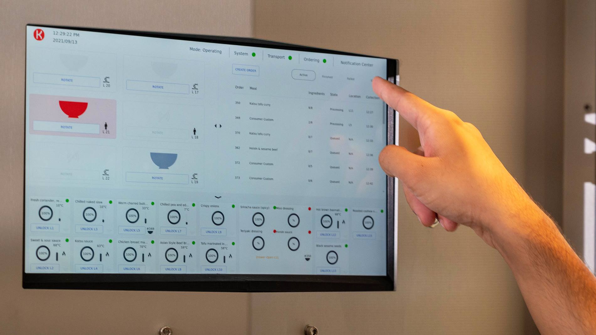 KUKA robot stelt rijstkommen samen