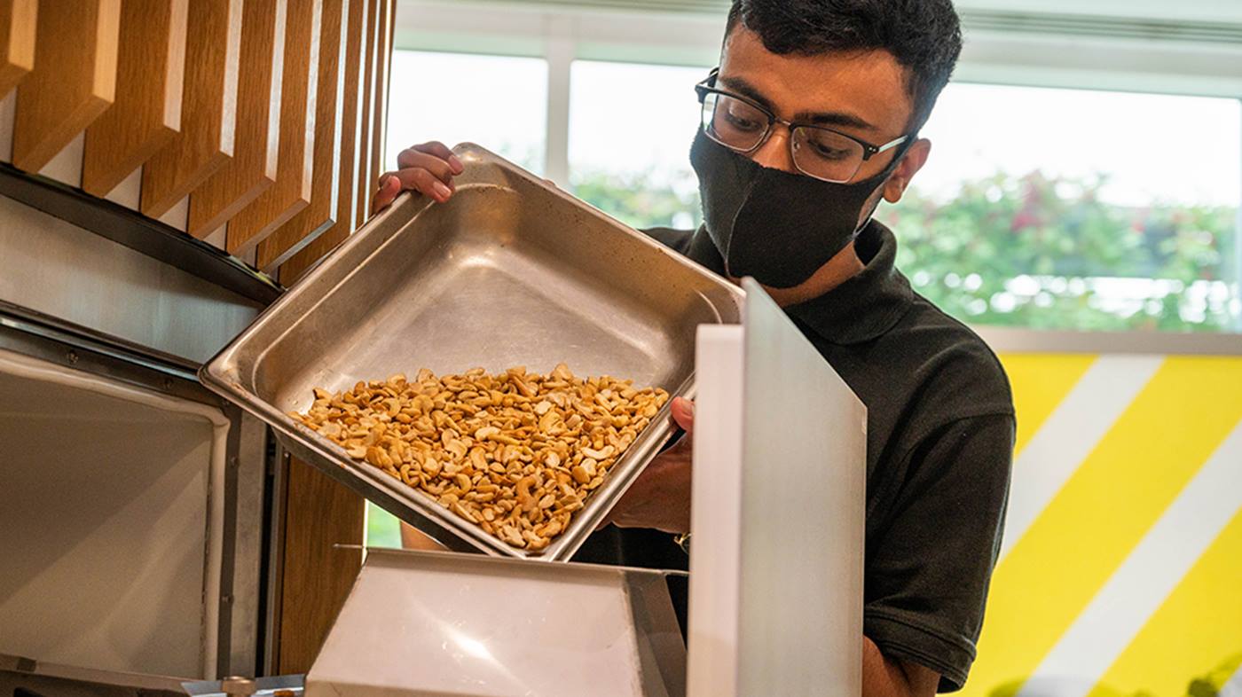 KUKA robot stelt rijstkommen samen